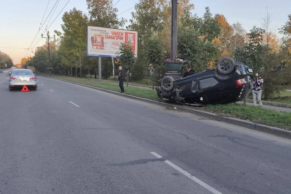 Машина перевернулась на крышу во время ДТП в Хабаровске