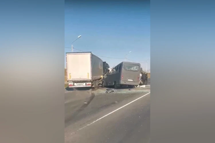 Три человека погибли, 16 – пострадали: Микроавтобус с пассажирами и грузовик столкнулись в Нижегородской области