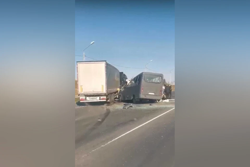Микроавтобус и грузовик столкнулись на трасса М-7. Фото: группа «Кстово» в социальной сети ВКонтакте
