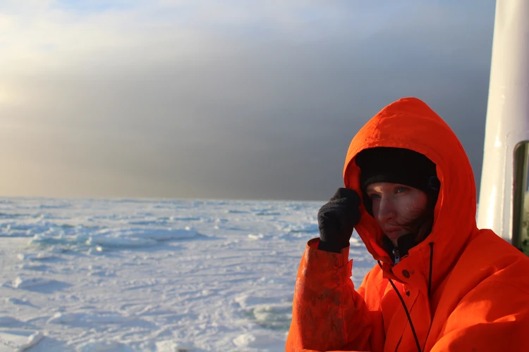 Как живет и работает в Арктике российская полярница: Ест селедку под шубой, выращивает апельсины и прячется от медведей
