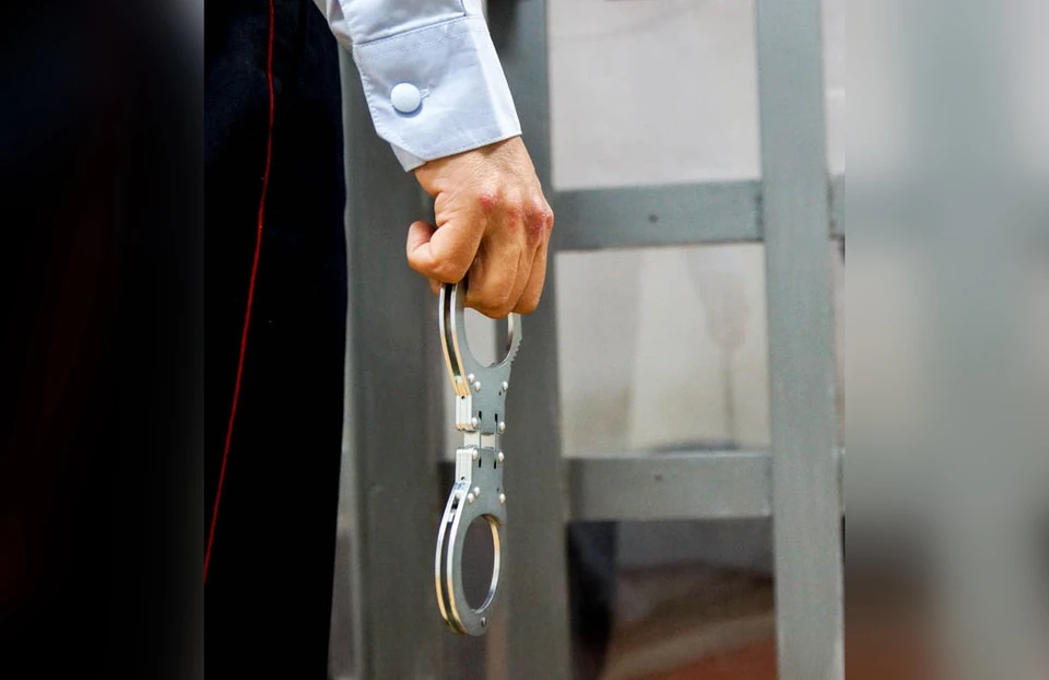 По предварительным данным, чиновницу задержали вместе с тремя подельниками