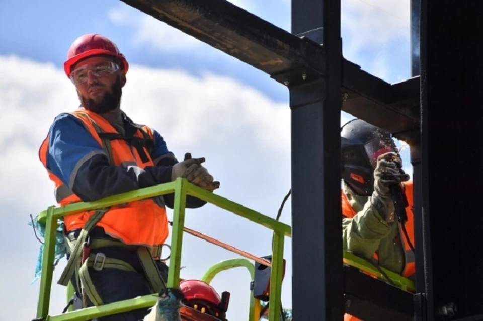 Омские строители продолжают ремонт роддома в Стаханове
