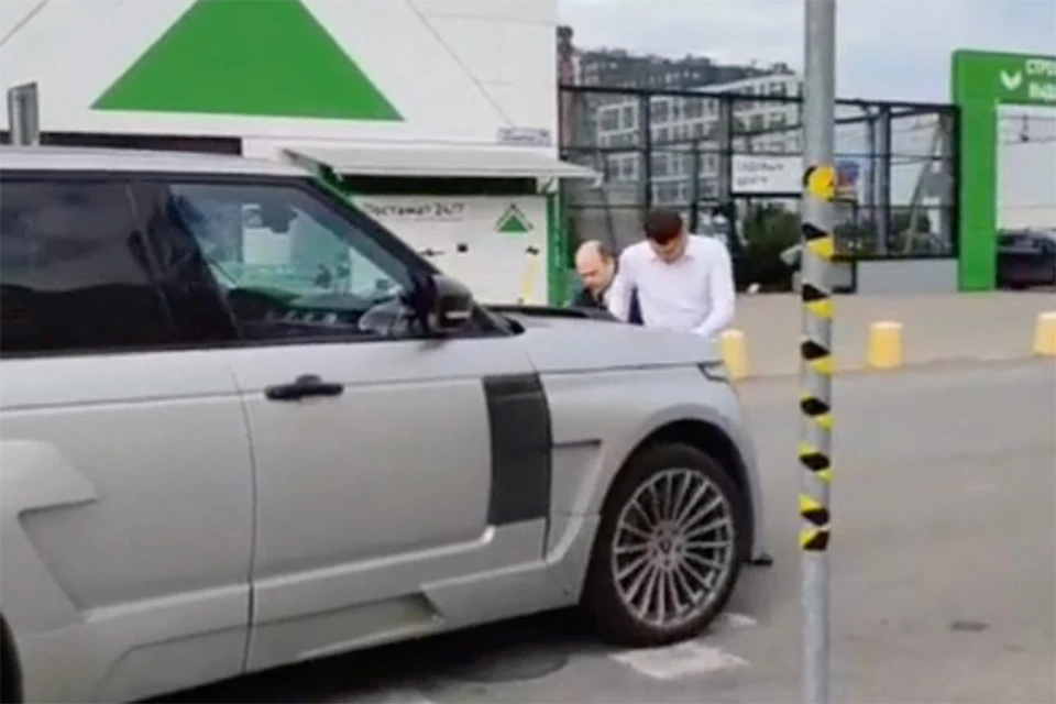 Пара петербуржцев на Range Rover вынесла неоплаченный товар из «Леруа Мерлен». Фото: скриншот видео