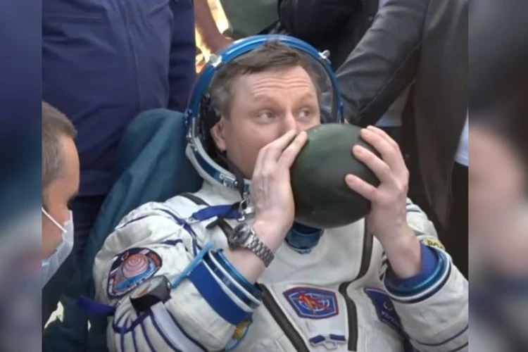 Встретили с арбузом: уральский космонавт Сергей Прокопьев вернулся с МКС на Землю
