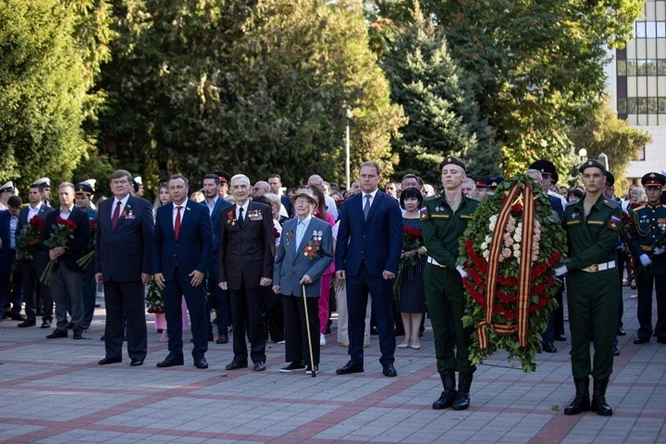 Память павших почтили Минутой молчания. Фото: администрация Анапы