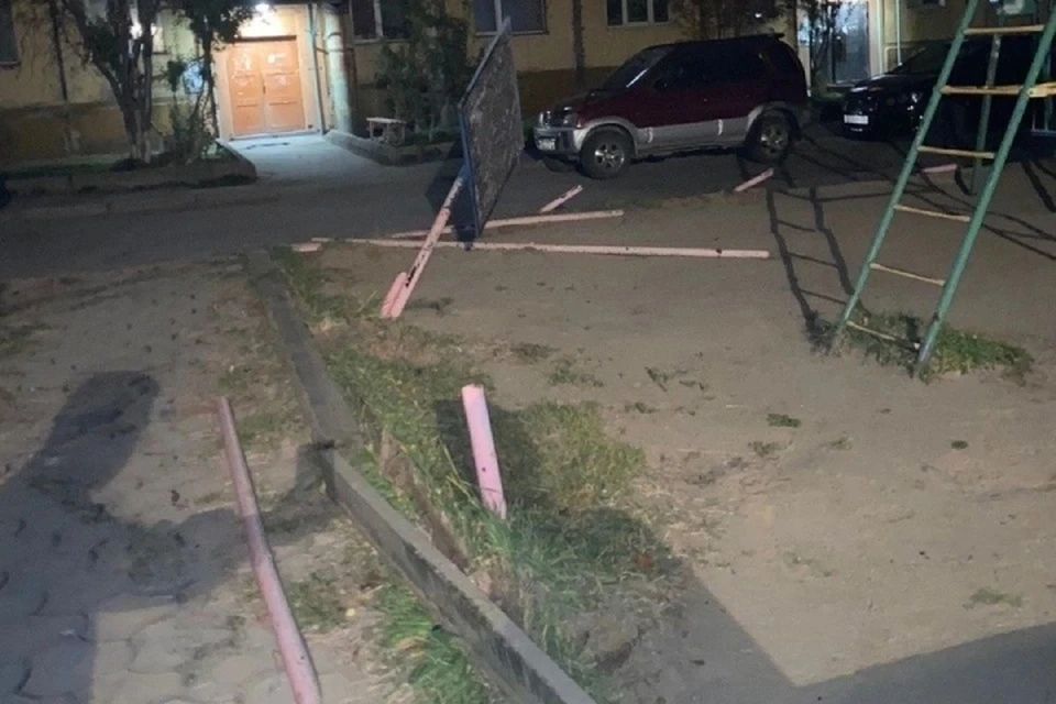 Водитель КАМАЗа снес ограждение на детской площадке в Бодайбо