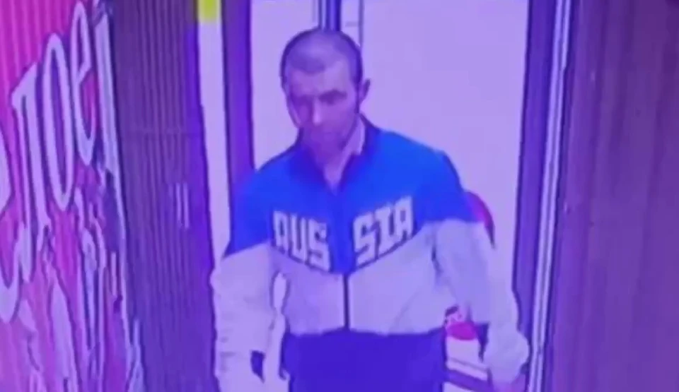Полиция просит опознать мужчину на видео. Фото: скриншот видео УМВД по Екатеринбургу