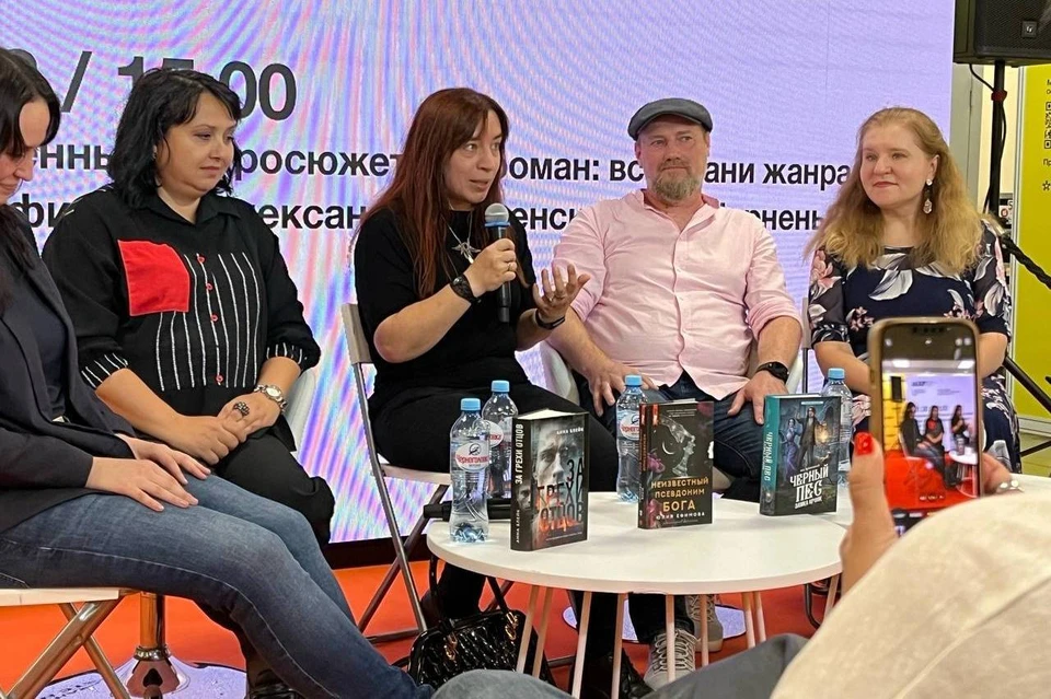 Недавно Яна Черненькая приняла участие в круглом столе, посвященном остросюжетному роману, на Международной московской книжной ярмарке.