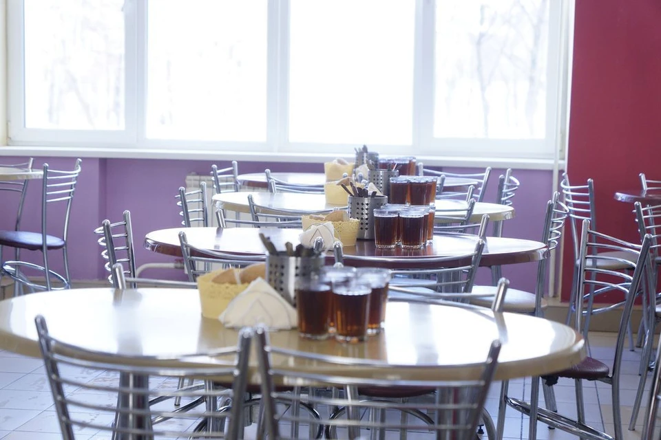 В мэрии Новосибирска назвали фейком историю с червями в еде из столовой.