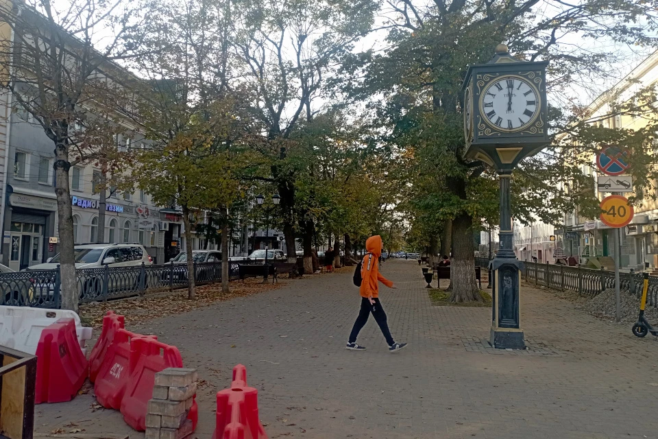 Точное время городские ходики пока не показывают.