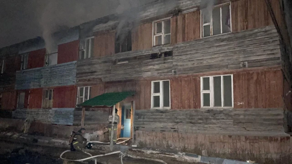 Густое задымление наблюдалось в расселенном в 12-ти квартирном доме. Фото: пресс-служба Государственной противожарной службы Якутии
