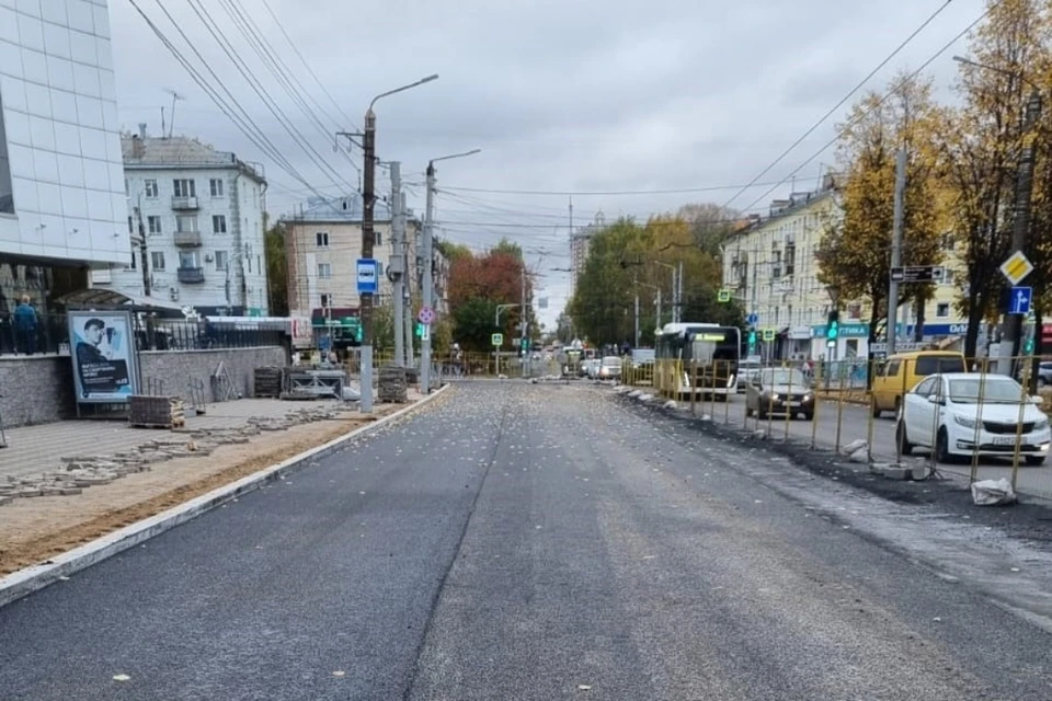 Дорожники проводят финальное благоустройство участка. Фото: vk.com/t_plus_kirov