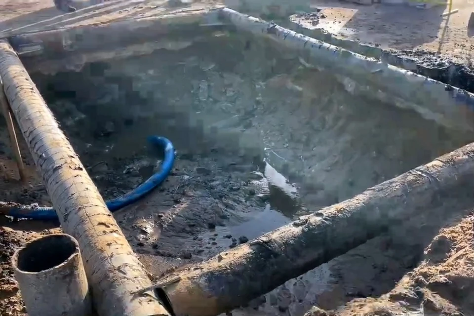 В Липецке продолжают устранять утечку на трубопроводе на Кольце трубного