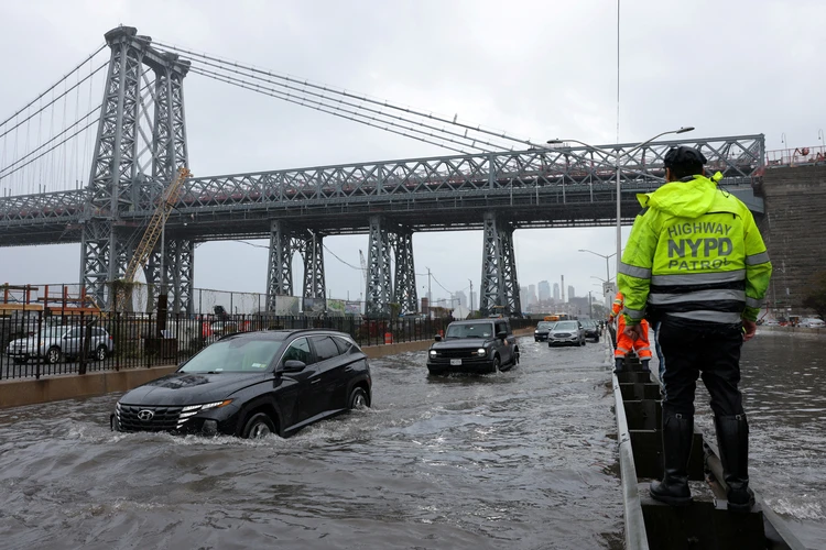 Из-за сильных дождей в Нью-Йорке объявлен режим ЧС