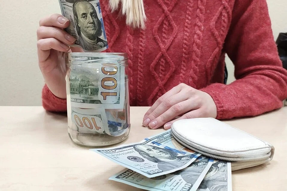 Хранить сбережения в валюте дома становится невыгодным и непопулярным занятием. Фото: архив "КП"