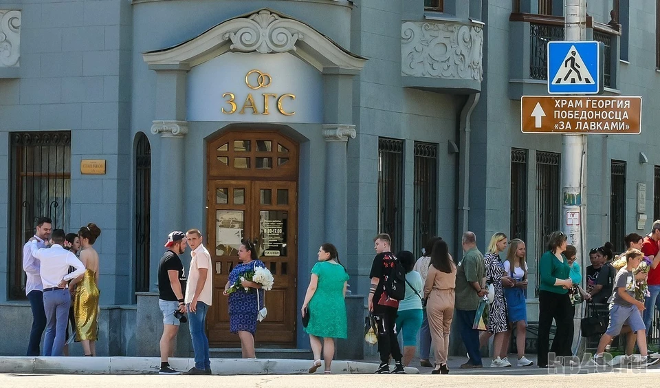 Лишь пять мужчин в сентябре решили сменить фамилию в Калуге