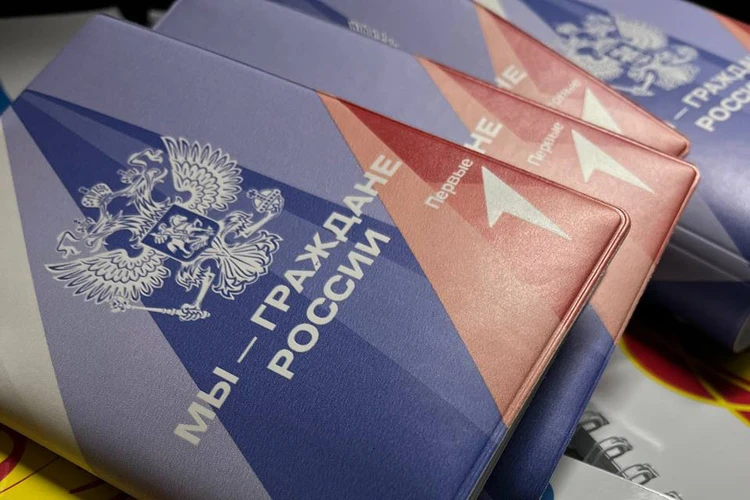 «Мы – граждане России!»: Первые вручили паспорта 400 тысячам ребят