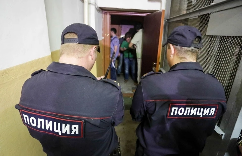 Подвыпивший мужчина не сильно хотел расставаться с оружием и вел себя агрессивно. Фото: архив "КП"
