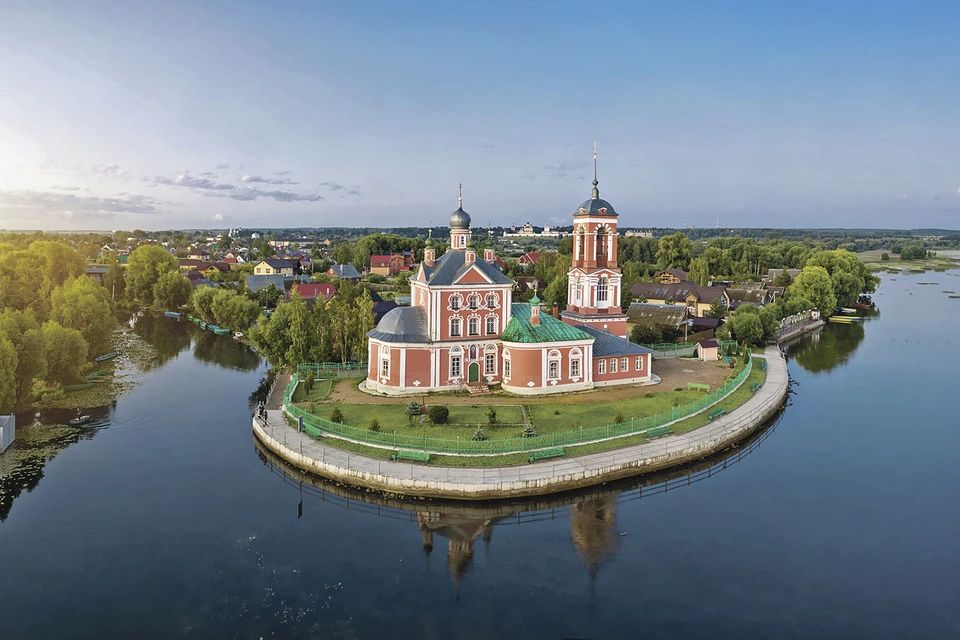 В Переславле много красивейших монастырей и храмов, один из них - церковь Сорока Мучеников на берегу Плещеева озера, основанная еще в XVII веке.