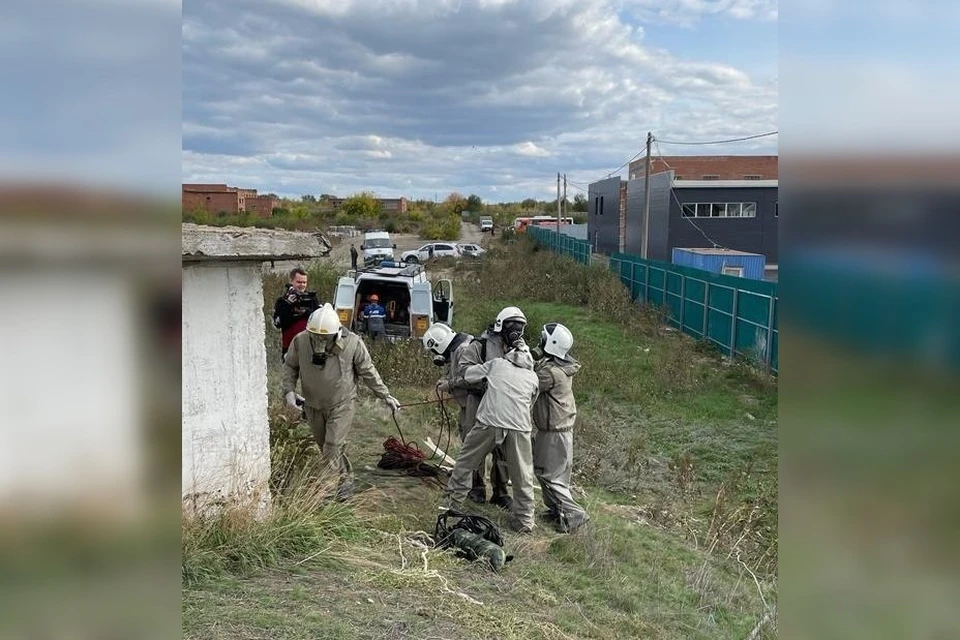 Спасатели в обмундировании помогли выбраться пострадавшим. Фото: служба спасения Орска