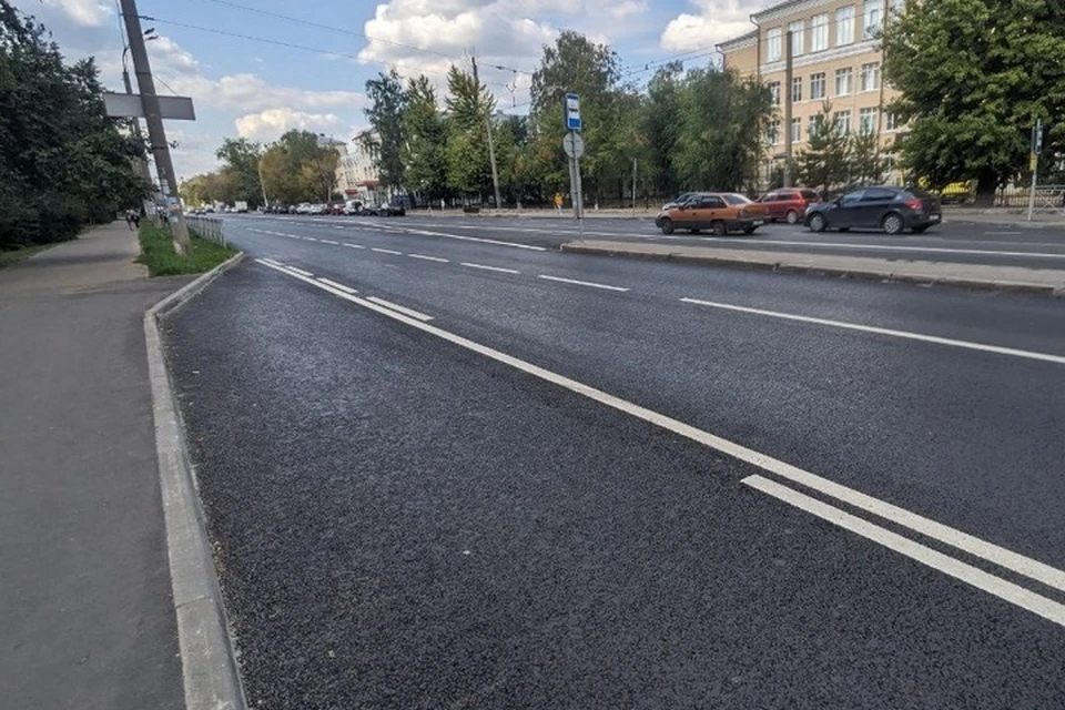 Помимо укладки нового асфальта там починили тротуары, а для автомобилистов организовали остановочный карман. Фото: mindortrans.tatarstan.ru