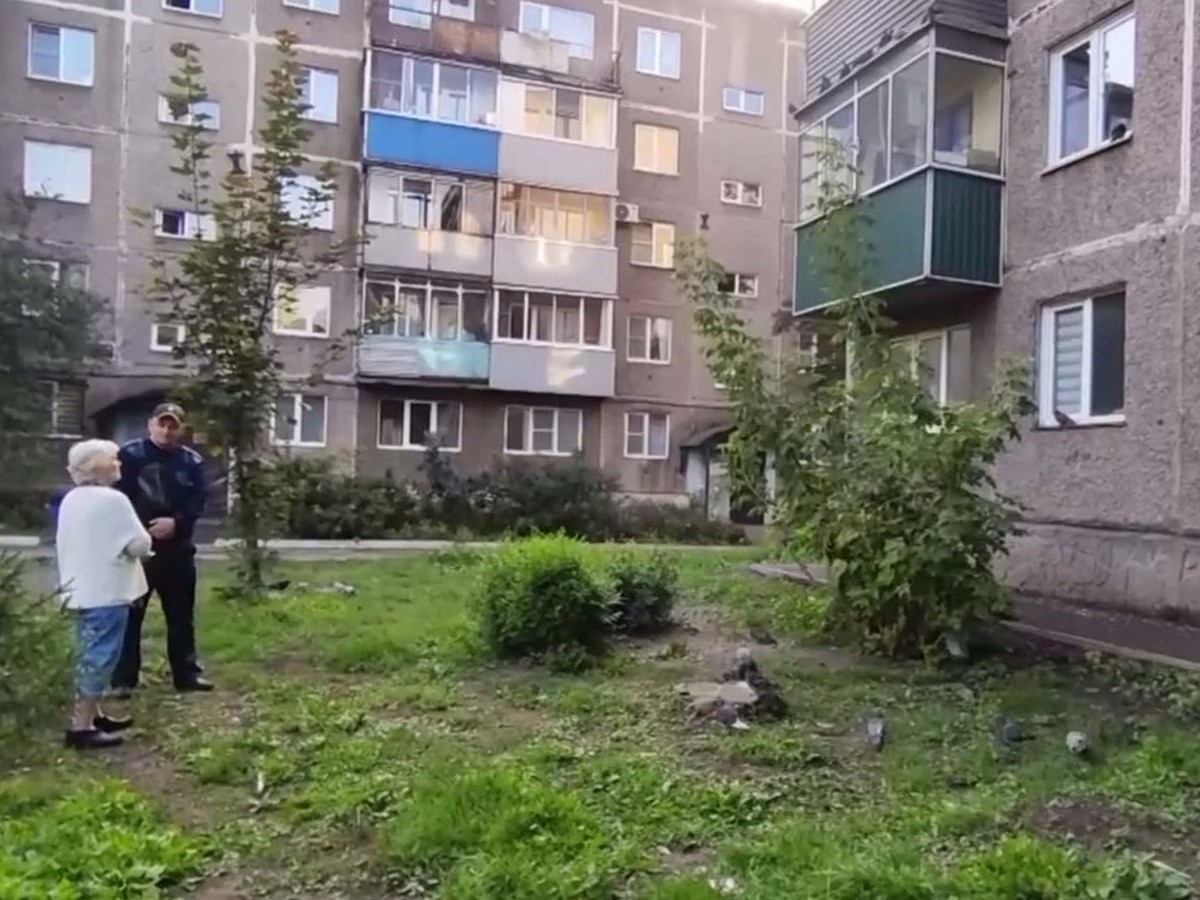 В Кузбассе полицейский забрался в квартиру через балкон, чтобы спасти  женщину - KP.RU