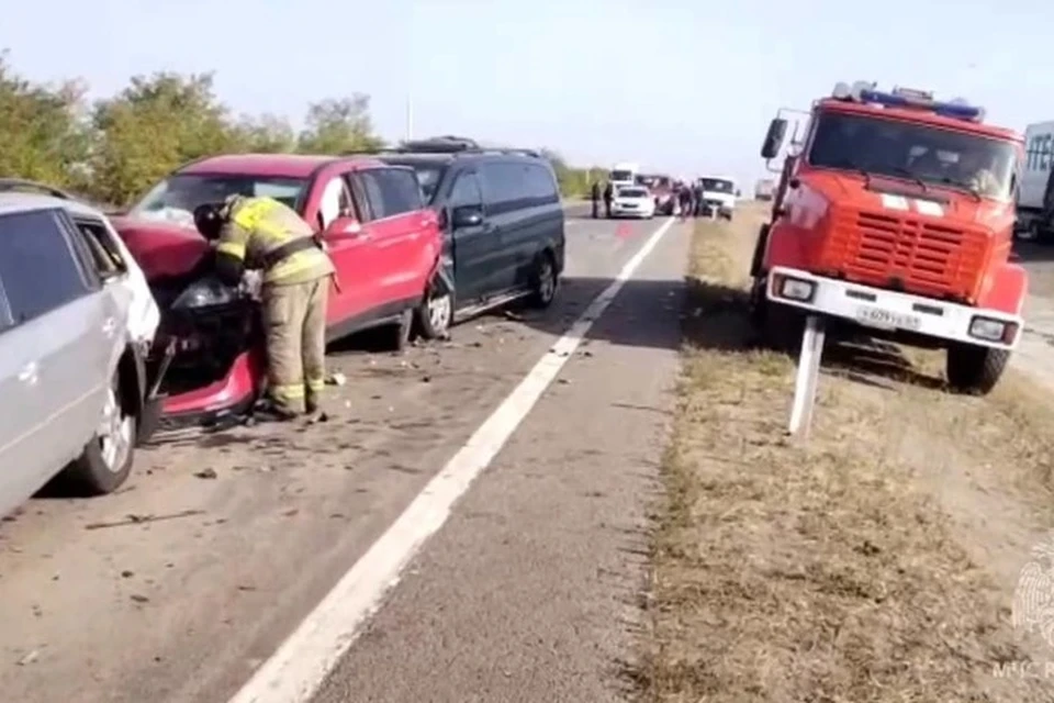 Полиция проводит проверку после массовой аварии на трассе М-4 «Дон» в Миллеровском районе. Фото: ГУ МЧС по Ростовской области