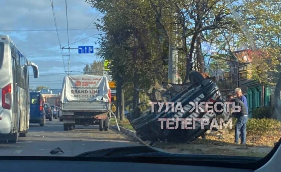 В Туле на улице Октябрьской автомобиль «ВАЗ» перевернулся на крышу