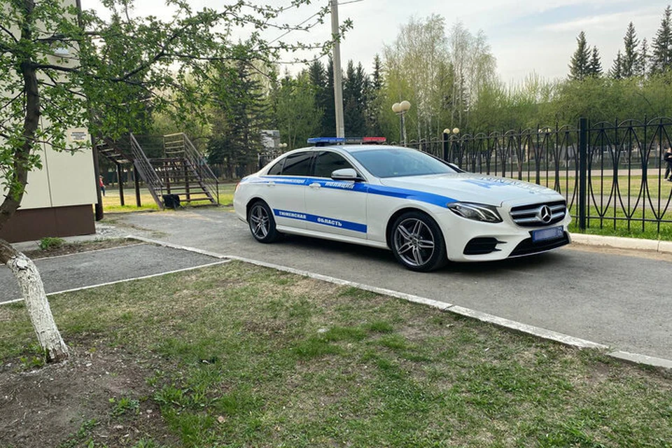 В Тюмени сотрудники полиции задержали двух подростков с трупом мужчины в багажнике авто.