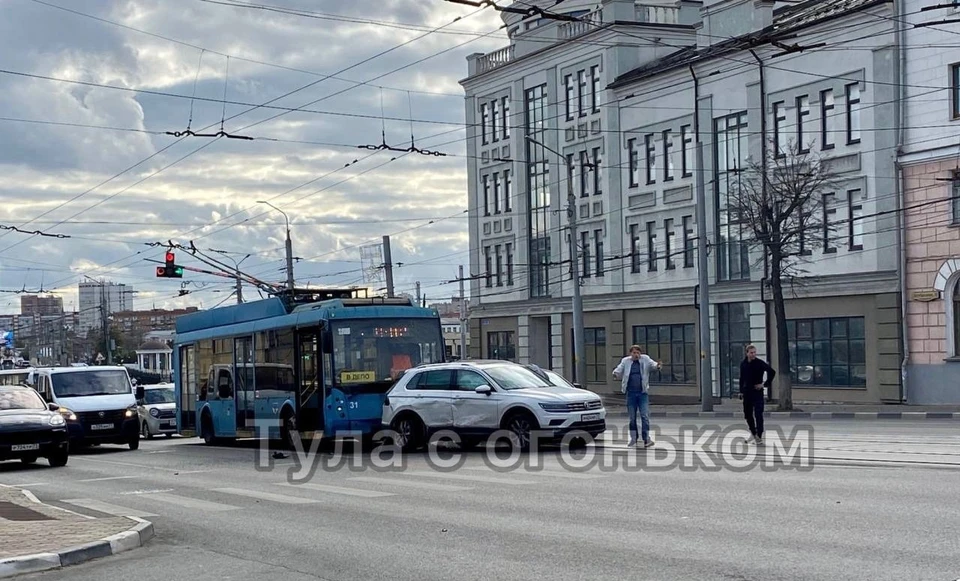 В Туле на улице Октябрьской произошло тройное ДТП с участием троллейбуса
