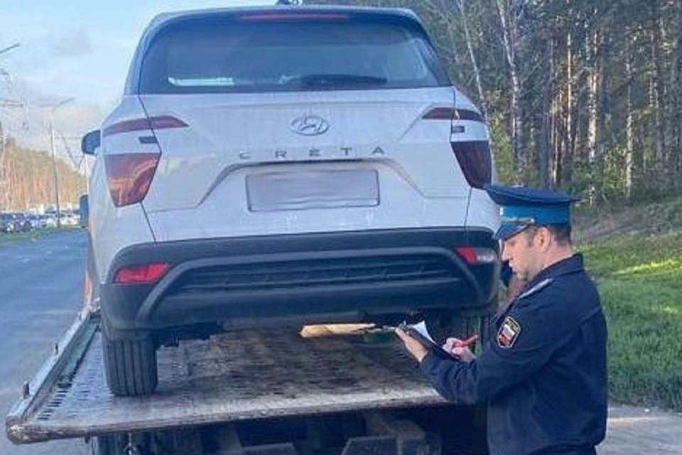 В Новосибирске у девушки забрали машину прямо на дороге за долг в 2,5 млн - KP.RU