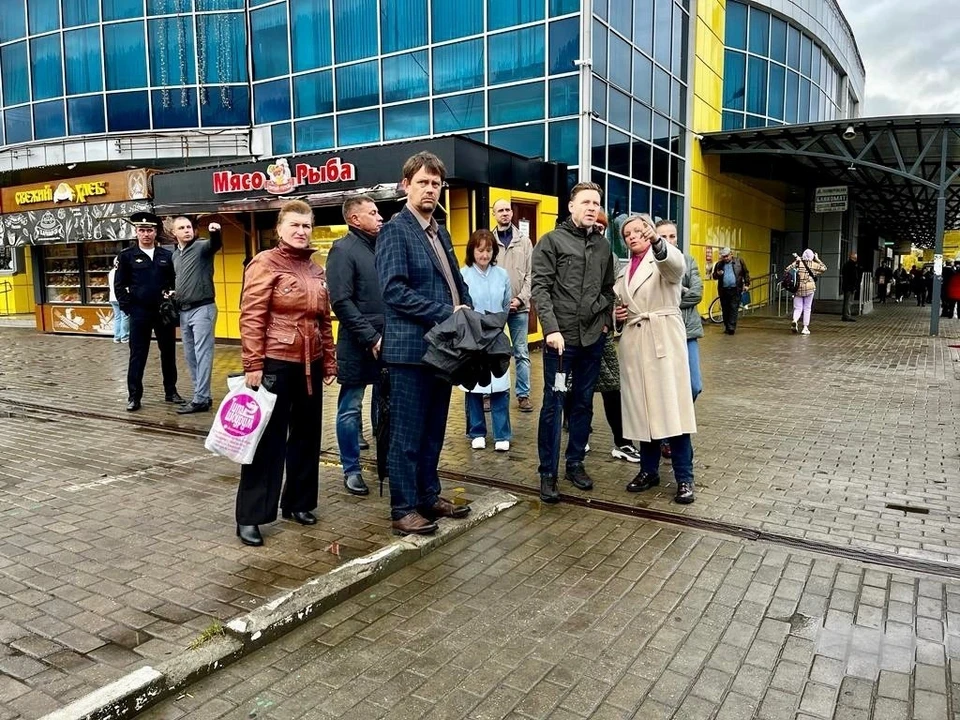 Совещание на месте будущих работ.
