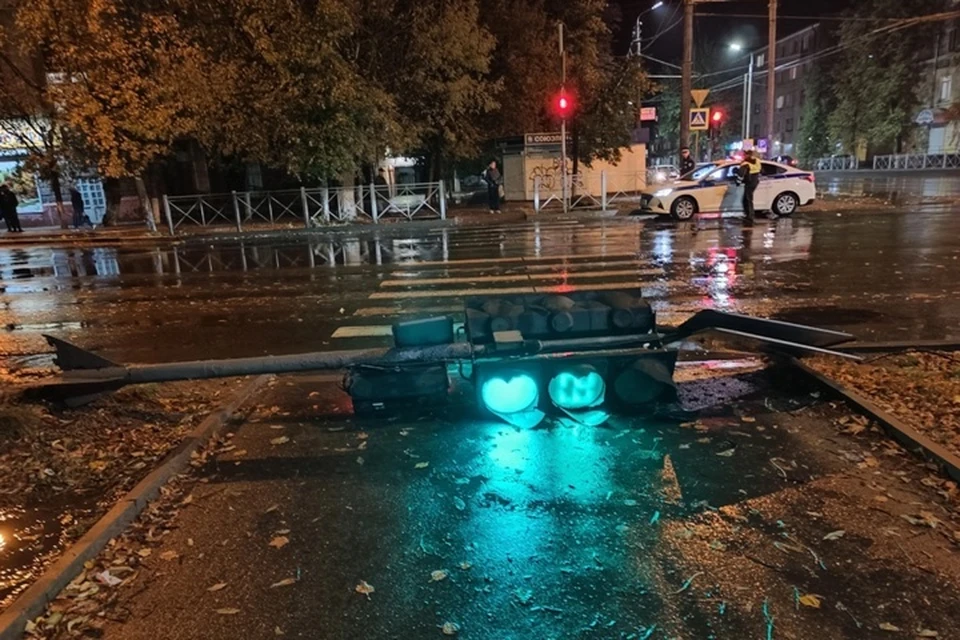 Последствия сильного ветра 7 октября. Фото: "ЧП и ДТП Брянск", vk.com.