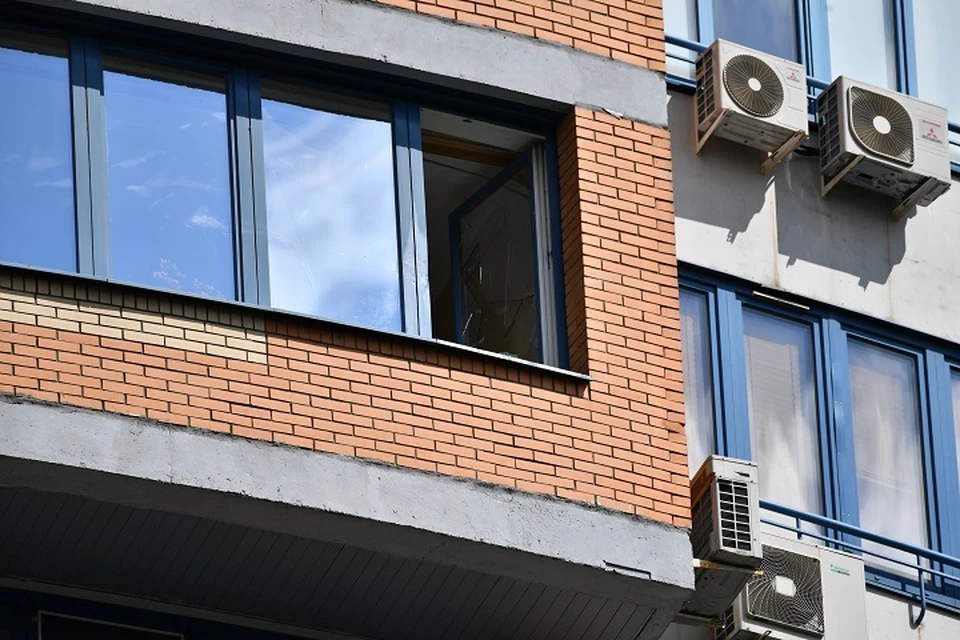 СК расследует смерть мужчины, который был найден за окном своей квартиры