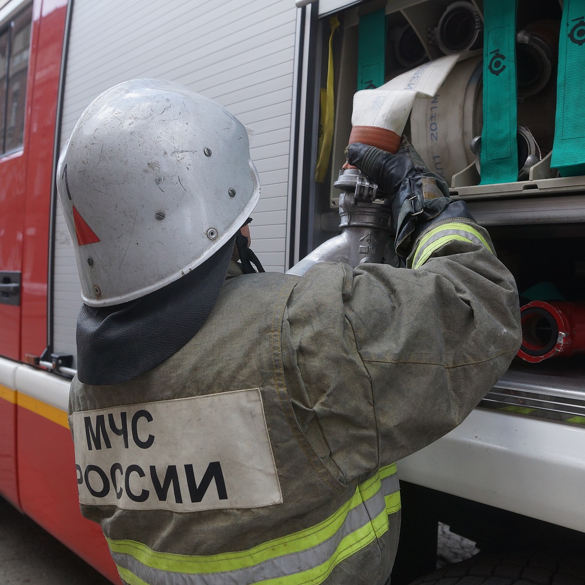 Под Волгоградом сгорела машина скорой помощи - видео - KP.RU