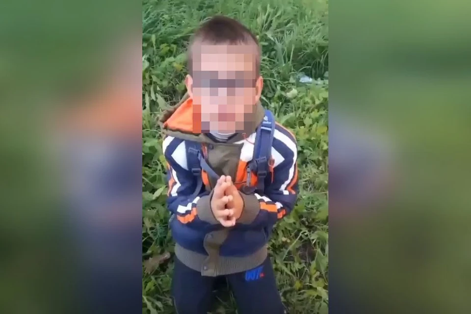 Появилось видео, как под Новосибирском школьники поставили на колени подростка и заставили его извиняться. Фото: Кадр из видео