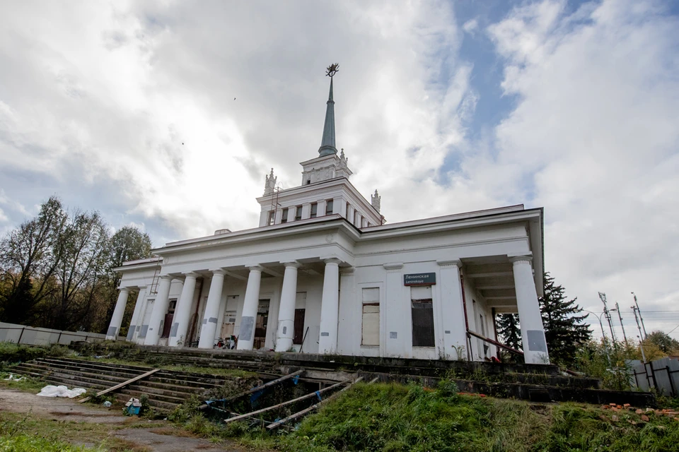 Здание напоминает сталинские высотки и одновременно храм в стиле классицизма
