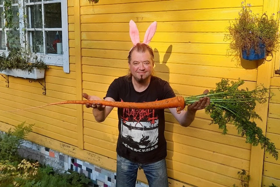 Житель Ленобласти вырастил самую длинную морковку в стране. Фото: из архива героя