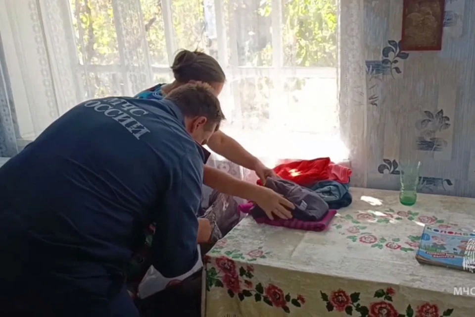 Сотрудники МЧС передали гуманитарную помощь семье, пострадавшей у пожара. ФОТО: скриншот из видео ГУ МЧС России по Херсонской области