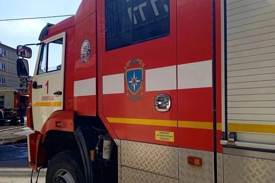 Пожарные эвакуировали четырех жильцов горящего дома на Московской в Липецке