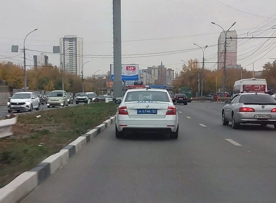 Мужчина очень благодарен сотрудникам ДПС. Фото: "АСТ-54"