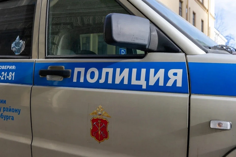 Полицейские ищут мужчину, ограбившего банк в Петербурге.