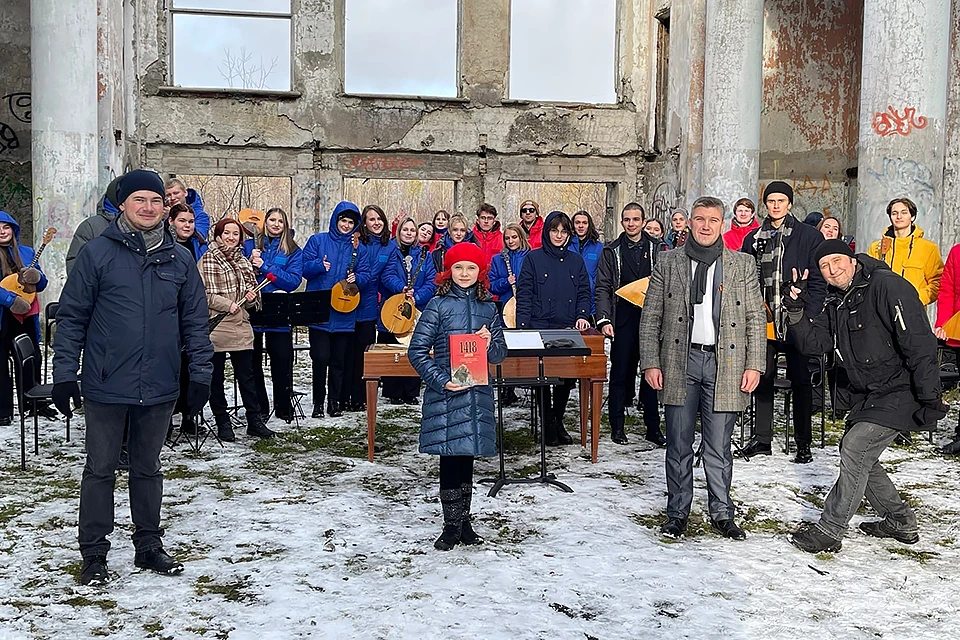 На заброшенном железнодорожном вокзале в Кировске студенты и преподаватели Мурманского колледжа искусств провели съемки видеоклипа концерта под названием «1418». Фото: Правительство Мурманской области