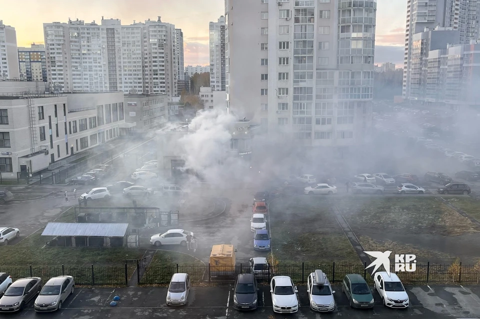 Дым заметили жители Академического. Фото: читатель «КП-Екатеринбург»
