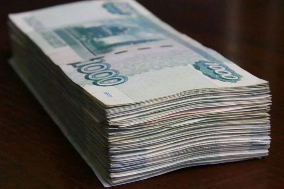 Молодой человек занимал и брал деньги в кредит