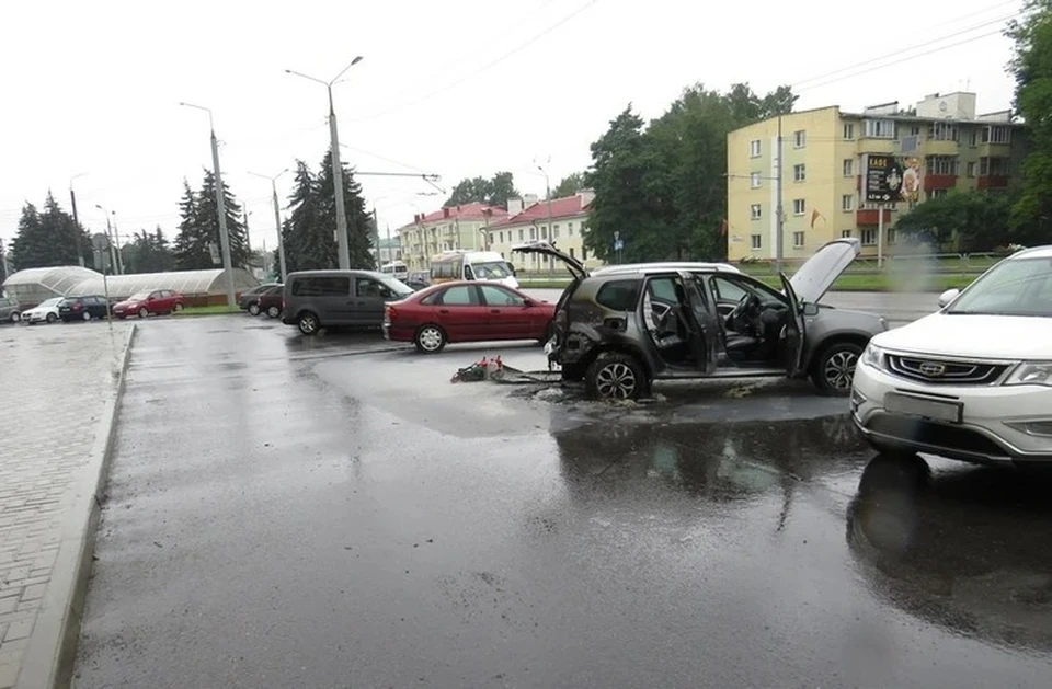 Пенсионерка в Гомеле по указанию мошенников взяла два кредита на 19 тысяч рублей и подожгла две машины. Фото: sk.gov.by