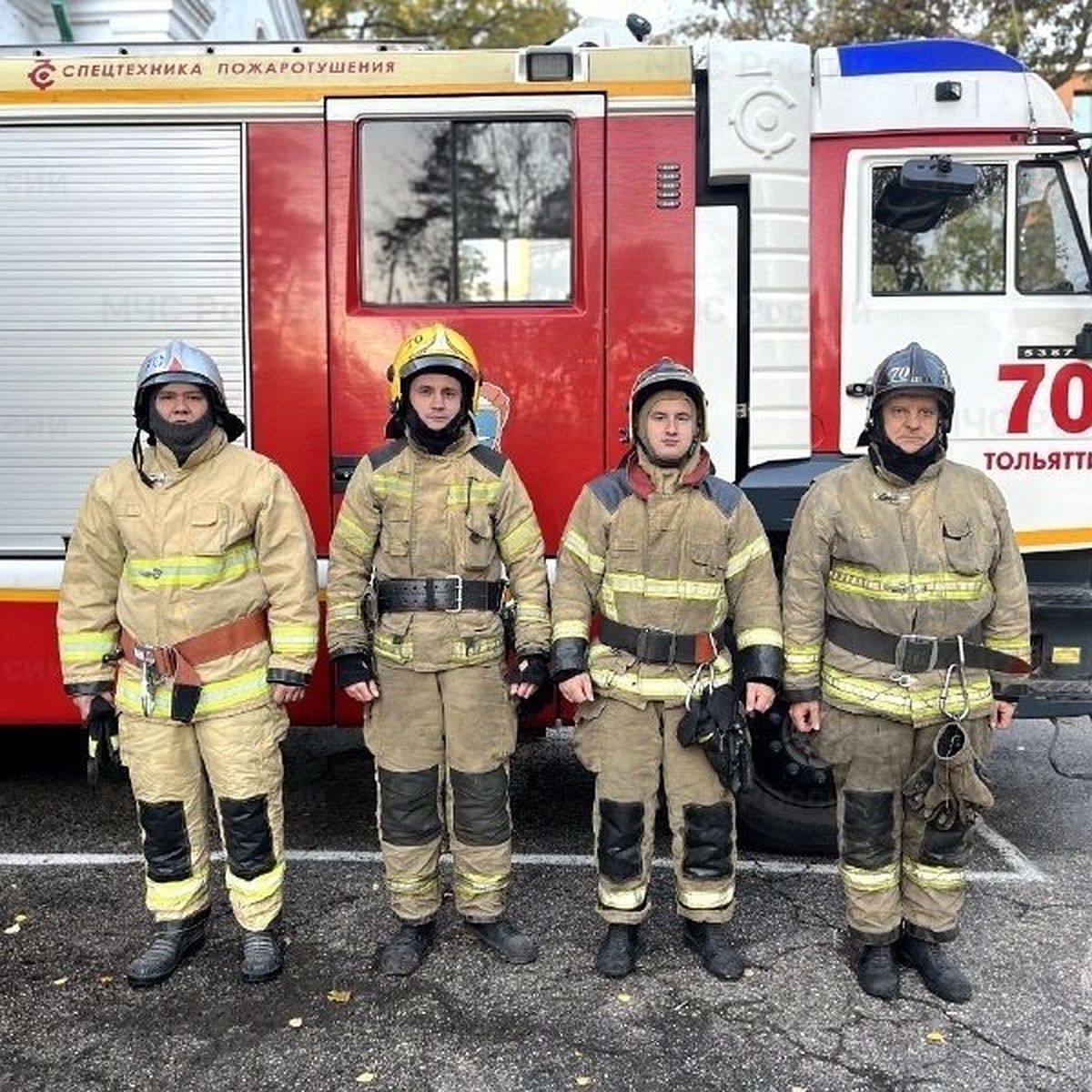 Оказались в ловушке на верхних этажах: в Тольятти пожарные спасли из  горящего дома восемь детей и четырех взрослых - KP.RU