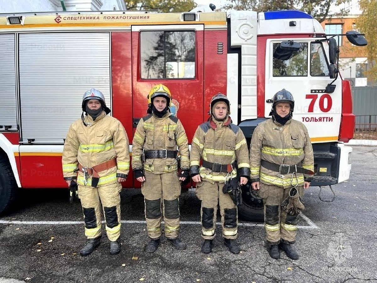 Оказались в ловушке на верхних этажах: в Тольятти пожарные спасли из  горящего дома восемь детей и четырех взрослых - KP.RU