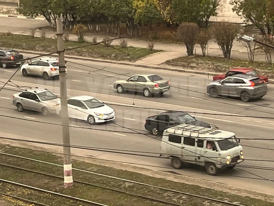 Движение на участке улице Пушкарева, где произошла авария, временно затруднено. Фото телеграм-канал ЧП Ульяновск