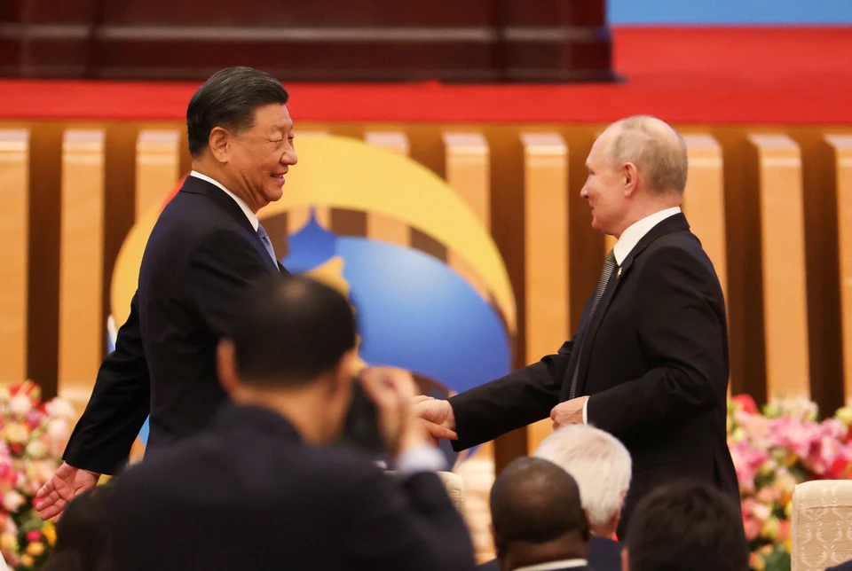 Рукопожатие Владимира Путина и Си Цзиньпина на форуме в Пекине.